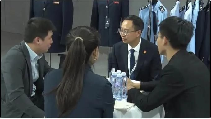紅(hóng)冠服飾亮(liàng)相(xiàng)上(shàng)海(hǎi)國(guó)際服裝展