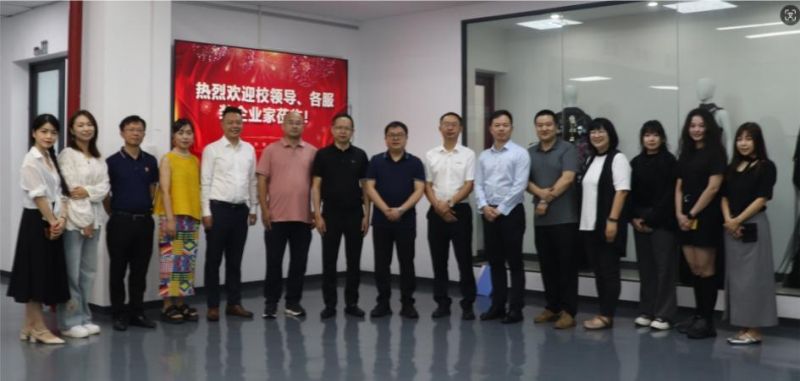 祝賀|重慶外(wài)語外(wài)事(shì)學院産教融合課程《職業(yè)裝設計(jì)》結果交流暨第二屆重慶職業(yè)裝設計(jì)新人(rén)邀請(qǐng)賽評審會(huì)議(yì)成功舉辦